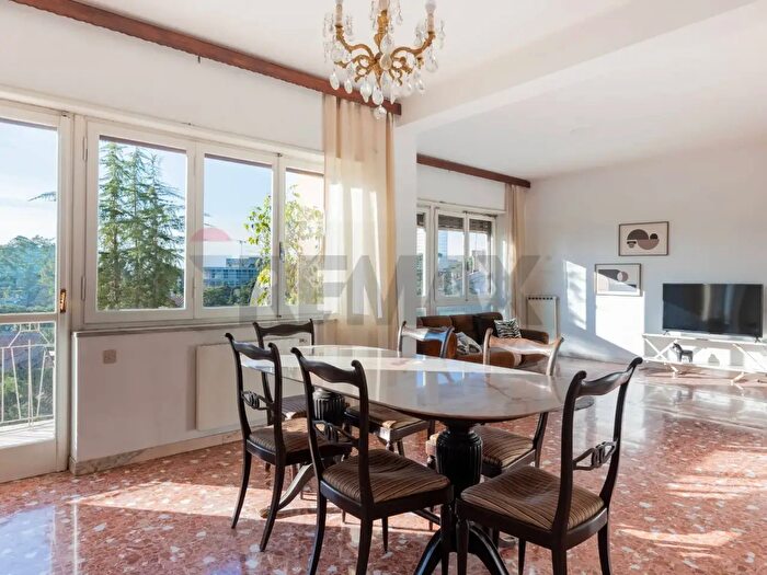 Appartamento con 6 locali in vendita in Via Luigi Lilio, Roma