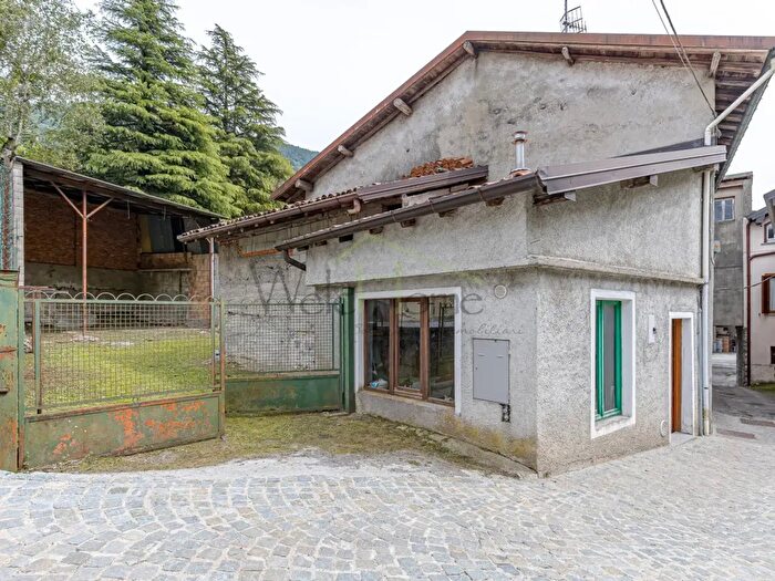 Casa con 5 locali in vendita in Via ai Mulini, Lasnigo