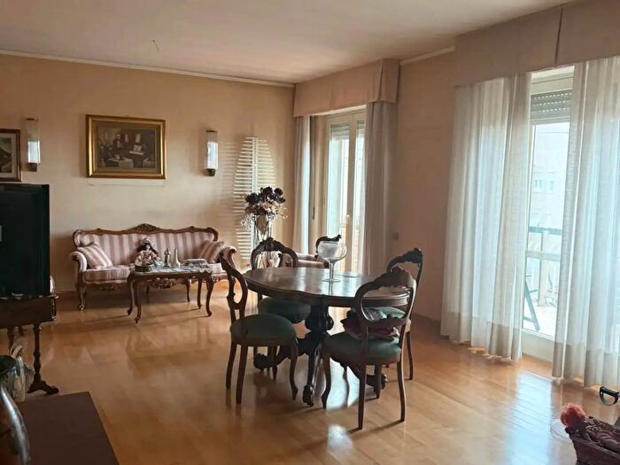 Appartamento con 8 locali in vendita in Carrara