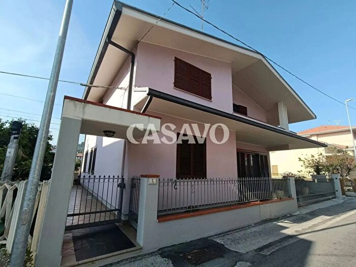 Casa con 12 locali in vendita in Via Arno, Alba Adriatica