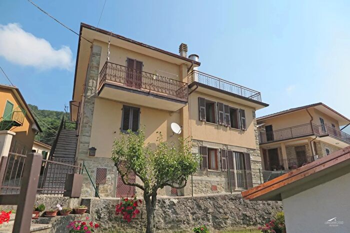 Casa quadrilocale in vendita in Bagnone