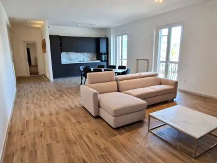 Appartamento trilocale in affitto in Via Vittorio Malcangi, Trani