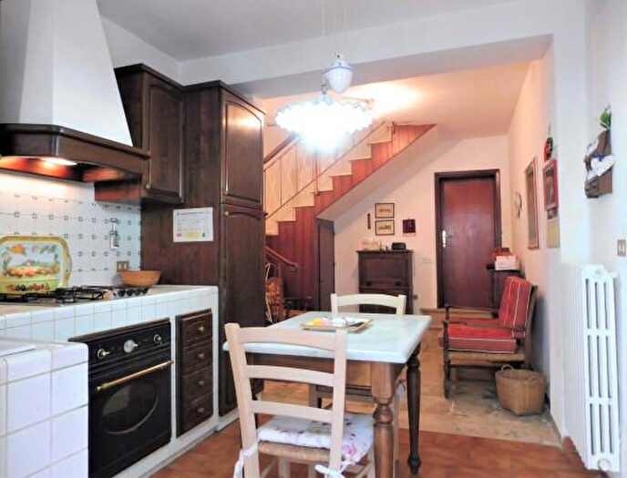 Casa con 6 locali in vendita in Via Giugno, Empoli