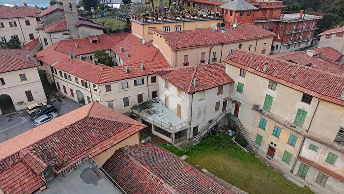 Casa con 8 locali in vendita in Via Trento, Galbiate