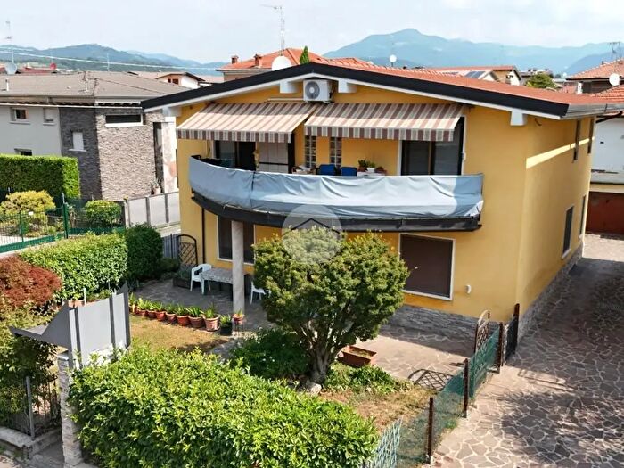 Casa con 7 locali in vendita in Via Trieste, Capriolo