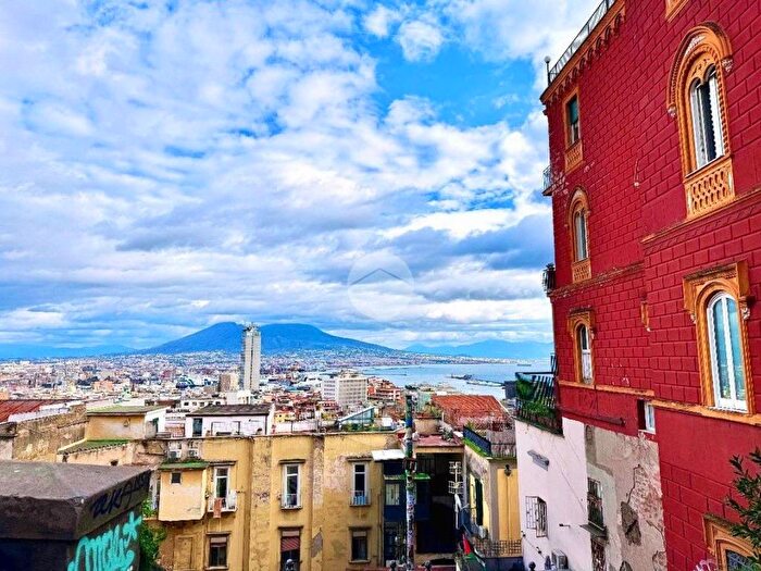 Appartamento trilocale in affitto in Vico Caricatoio, Quartieri Spagnoli, Napoli
