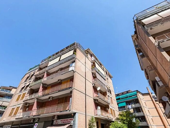 Appartamento trilocale in vendita in Via Giuseppe Donati, Roma