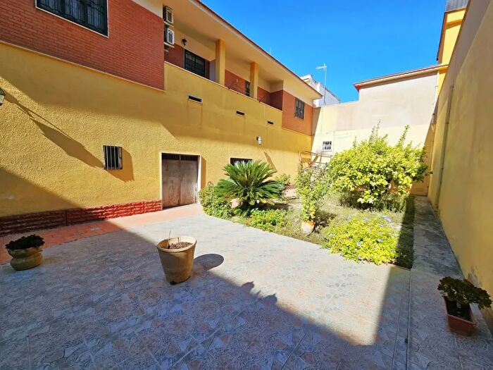 Casa con 8 locali in vendita in Viale Due Giugno, San Severo