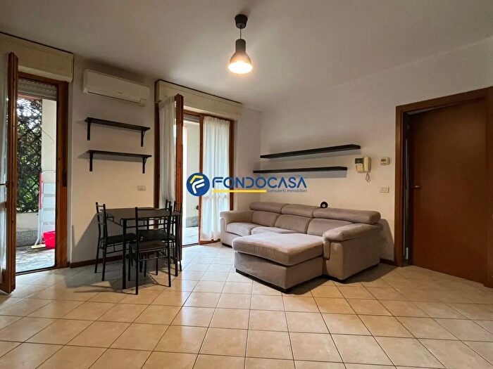 Appartamento bilocale in affitto in Via Venezia, Usmate Velate