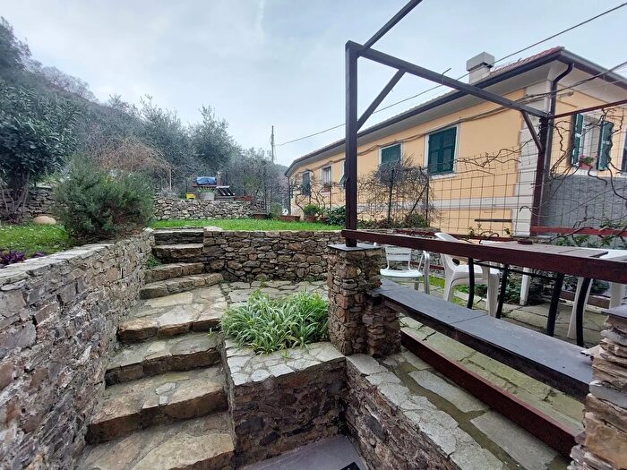 Appartamento trilocale in vendita in Via San Pantaleo, Genova