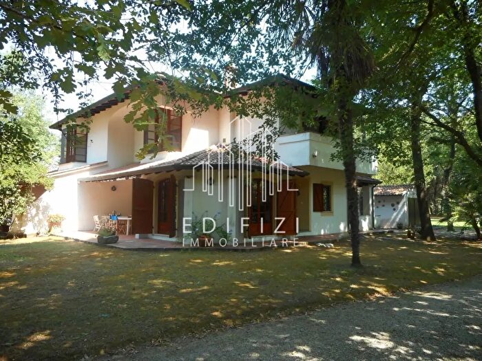 Casa con 7 locali in vendita in Massa