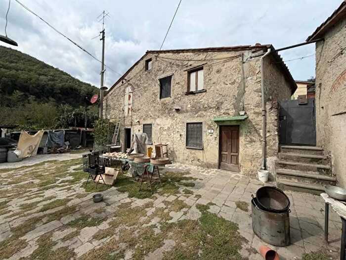 Casa con 20 locali in vendita in Pistoia
