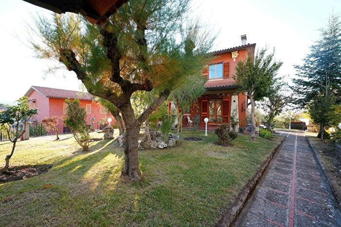 Casa quadrilocale in vendita in Castel Del Piano