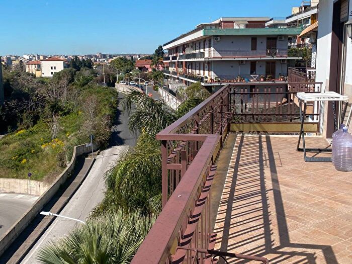 Appartamento quadrilocale in affitto in Via Bronte, Cibali, Catania