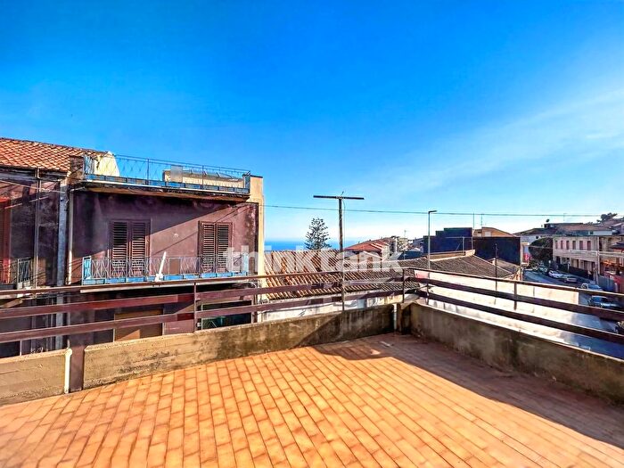 Appartamento con 6 locali in vendita in Via Trieste, Aci Castello