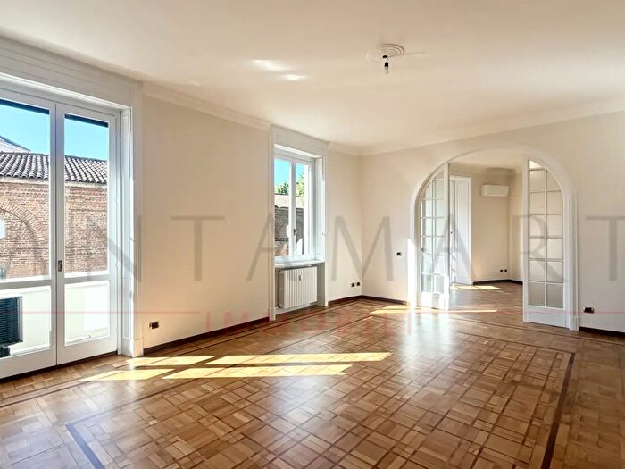 Appartamento quadrilocale in affitto in Via San Barnaba, Milano