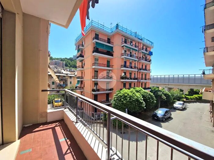 Appartamento trilocale in vendita in Via della Torrazza, Genova