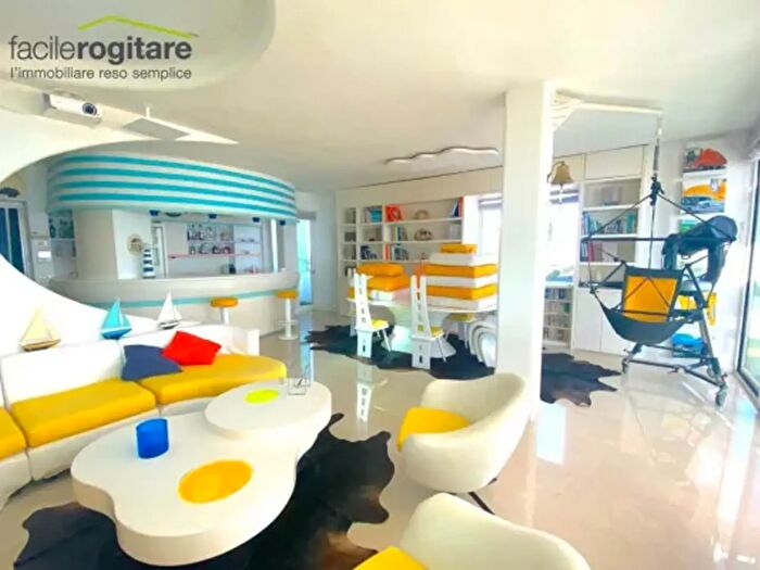 Appartamento con 6 locali in vendita in Viale Regina Elena, Rimini