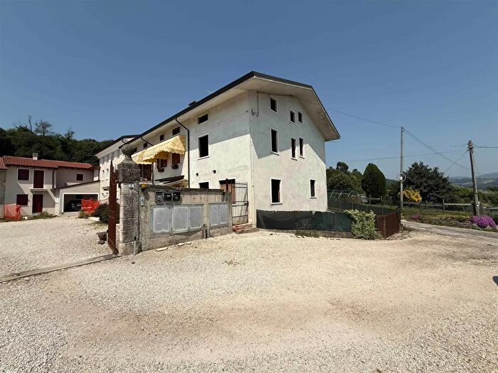 Casa con 6 locali in vendita in Via Braghetta, Trissino