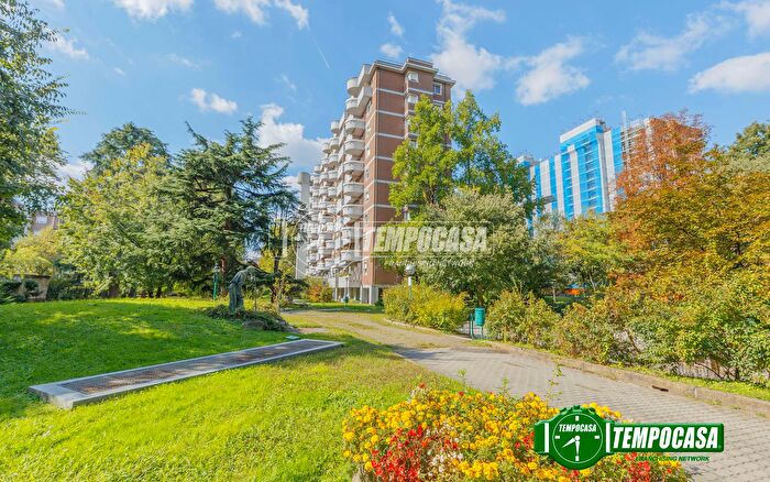 Appartamento quadrilocale in vendita in Via Sapri, Milano