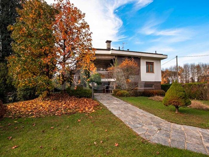 Casa con 8 locali in vendita in Via General Cadorna, Malnate