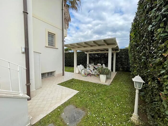 Casa con 5 locali in vendita in Montignoso