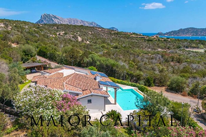 Casa con 7 locali in vendita in Via Molara, San Teodoro