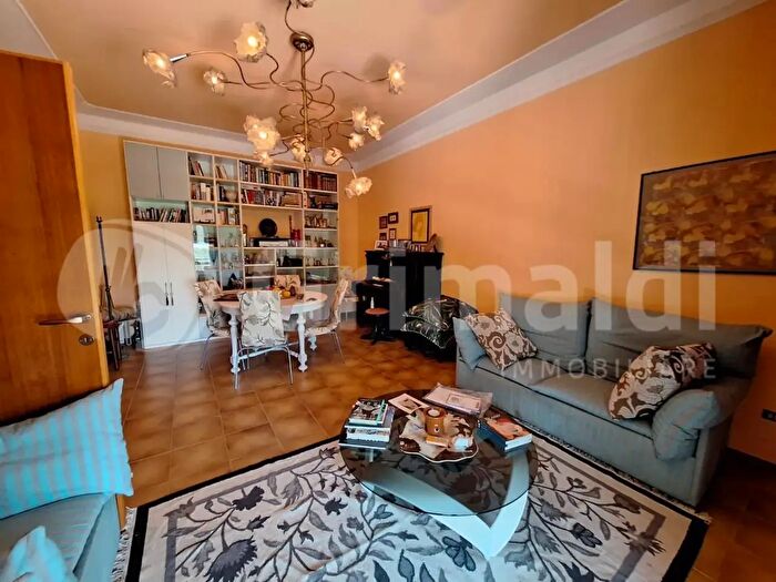 Casa con 8 locali in vendita in Via Monte Bianco, Trevi