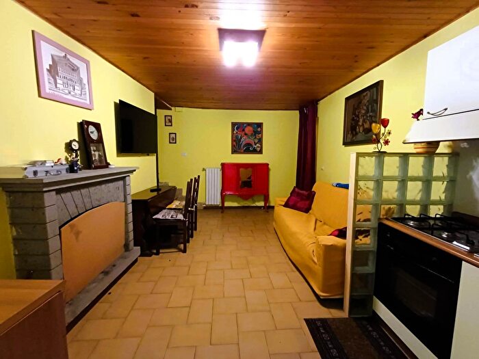 Appartamento quadrilocale in vendita in Via Raffaello, Caprarola