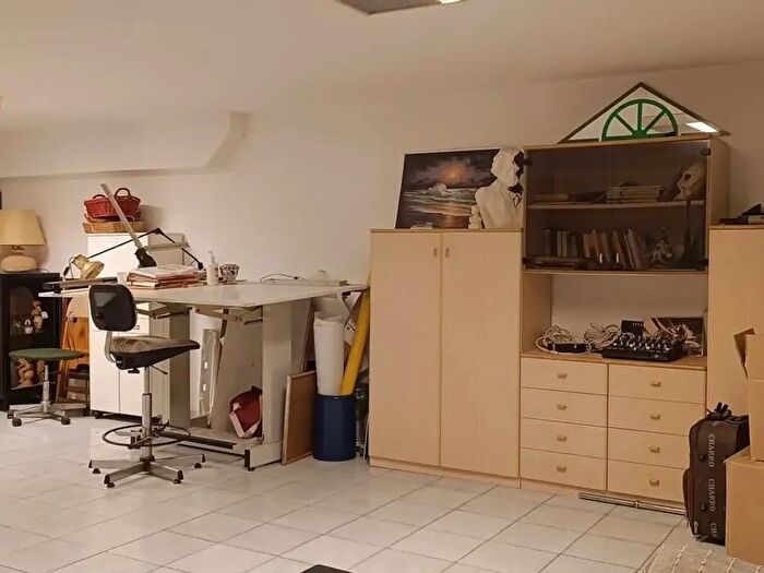 Casa con 6 locali in vendita in Luni