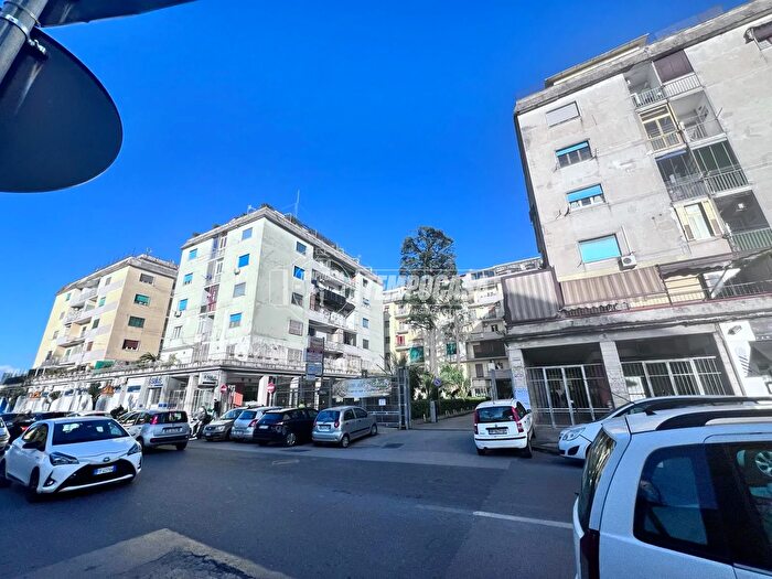 Appartamento quadrilocale in vendita in Via Miano, Napoli