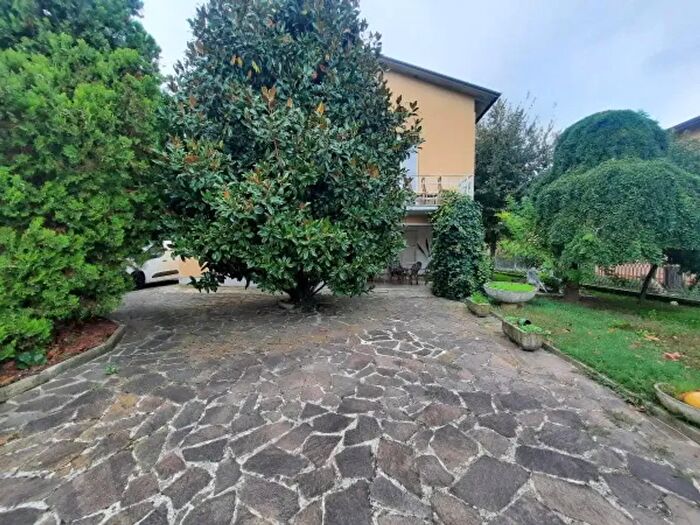Casa con 5 locali in vendita in Castelnovo Di Sotto
