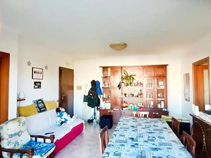 Appartamento trilocale in vendita in Via delle Vigne Nuove, Roma