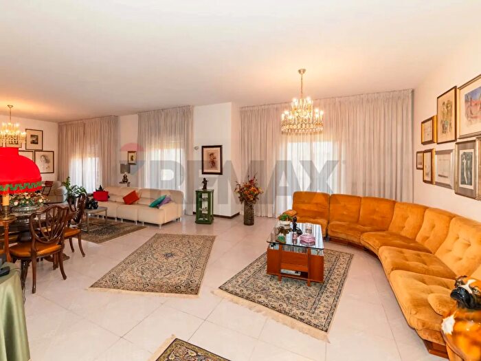 Appartamento con 9 locali in vendita in Via Galermo, Catania