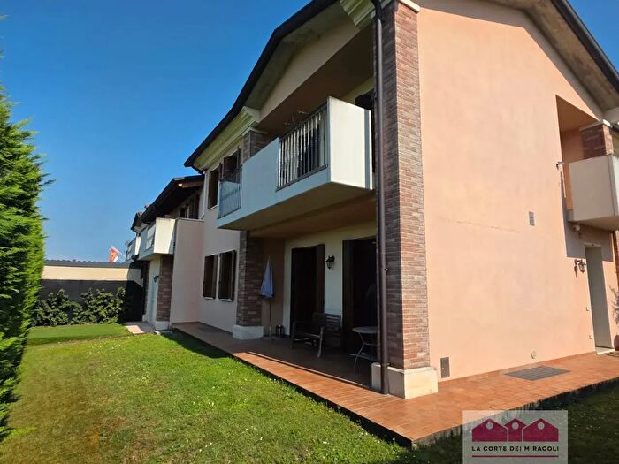 Casa con 6 locali in vendita in Via Molino, Bressanvido