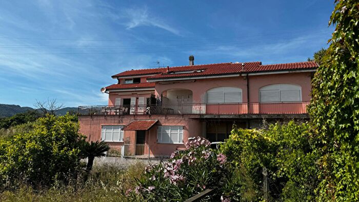 Casa con 7 locali in vendita in Diano Castello