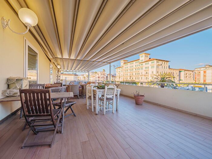 Appartamento con 8 locali in vendita in Viareggio