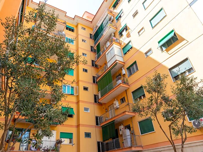 Appartamento trilocale in vendita in Via San Giacomo dei Capri, Napoli