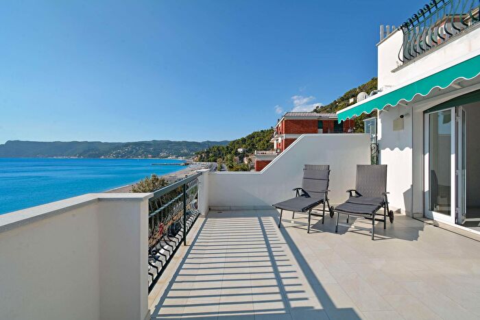 Appartamento trilocale in vendita in Via Maremma, Spotorno