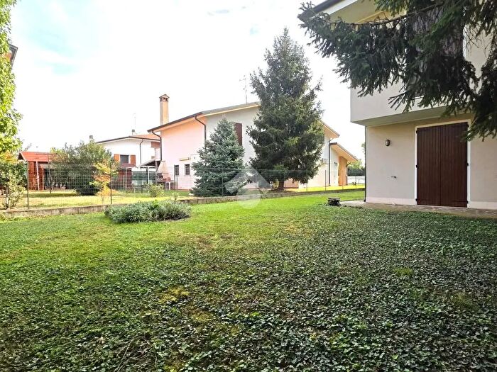 Casa con 6 locali in vendita in Via Caduti del Lavoro, Curtatone