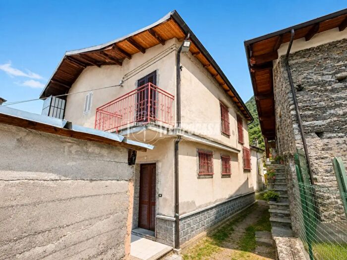 Casa quadrilocale in vendita in Via Pianrastello, Pont Canavese