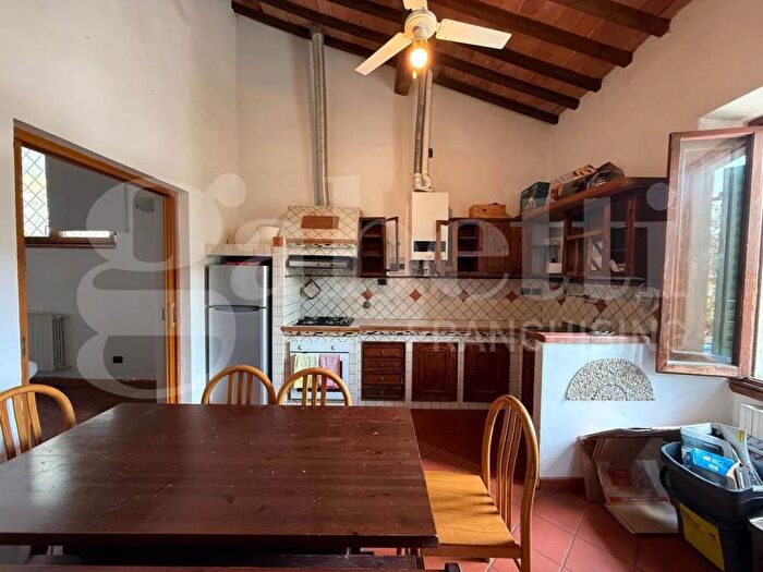 Appartamento trilocale in affitto in Via Giulio Bechi, Castello, Firenze