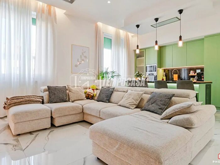 Appartamento con 5 locali in vendita in Via Paolo Emilio Demi, Livorno