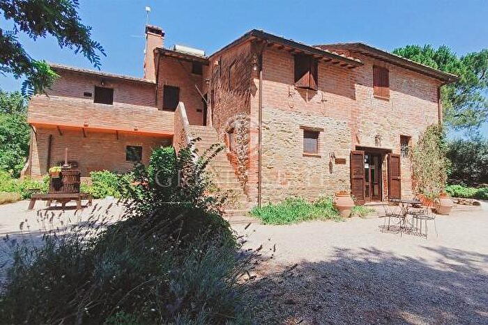 Casa con 6 locali in vendita in Via Castiglionese, Castiglione Del Lago