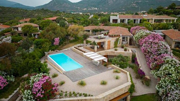 Casa con 6 locali in vendita in Via di Lu Impostu, San Teodoro