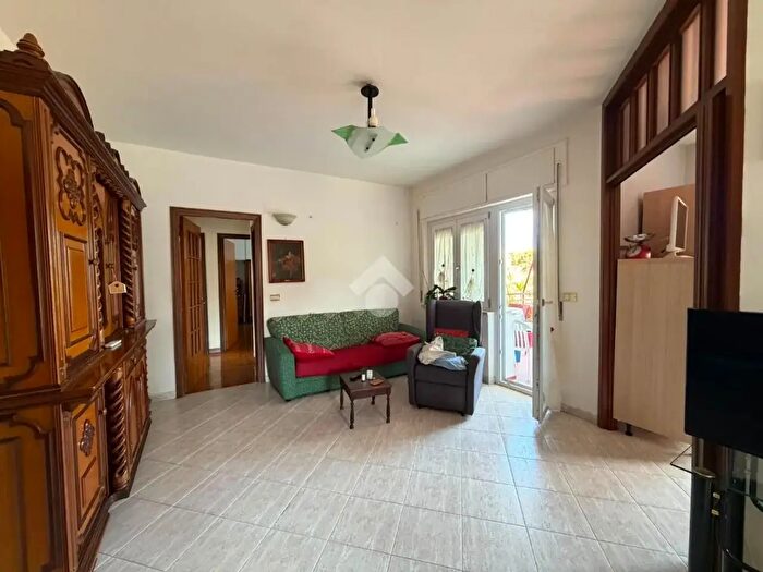 Appartamento quadrilocale in vendita in Via Nosside, Crotone