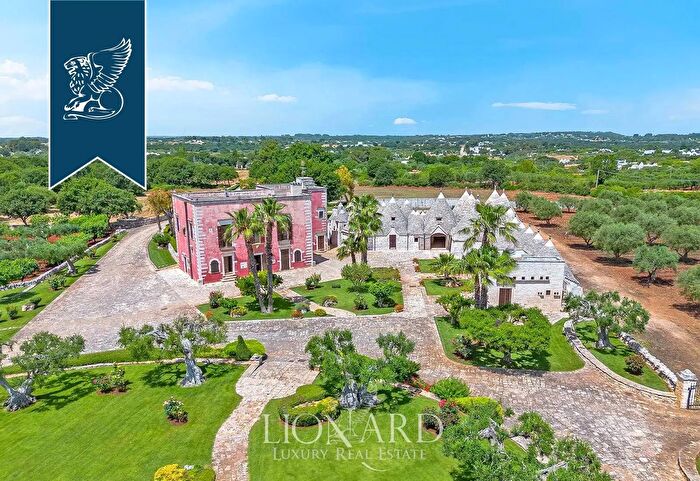 Casa con 14 locali in vendita in Martina Franca