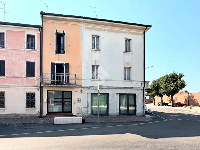 Appartamento quadrilocale in vendita in Piazza Giacomo Matteotti, Pegognaga