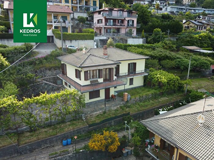 Casa con 7 locali in vendita in Via Rovo, Cadegliano Viconago