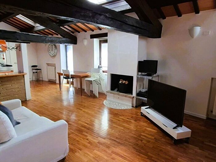 Appartamento trilocale in affitto in Via Giovan Battista Pergolesi, Centro Storico, Jesi